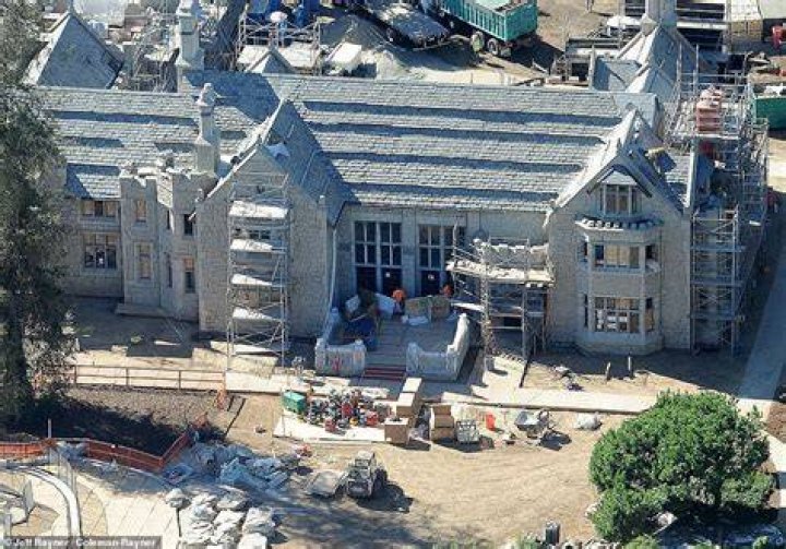Meet the Residents: Unveiling the Inhabitants of the Playboy Mansion