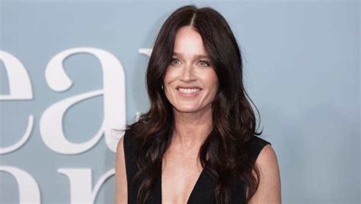 What's the Stature of Robin Tunney?
